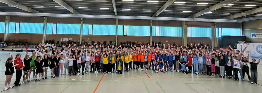 Schülerinnen und Schüler verschiedener Grundschulen bei der ersten Korbball-Stadtmeisterschaft in Schweinfurt in einer Sporthalle.