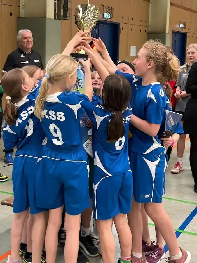 kerschensteiner volksschule gewinnt korbball stadtmeisterschaft Jubelnde Schülerinnen der Kerschensteiner Volksschule mit dem Wanderpokal der Korbball-Stadtmeisterschaft in Schweinfurt.