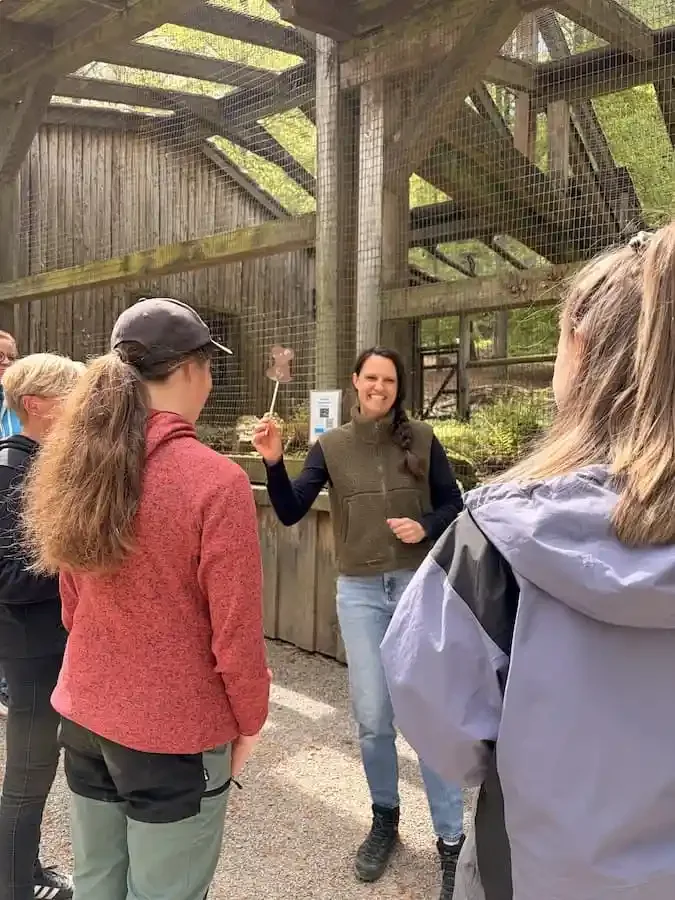 schleiereule superkraefte pruefung wildpark klaushof Anika Zimmermann erklärt während der praktischen Prüfung die Superkräfte der Schleiereule im Wild-Park Klaushof.
