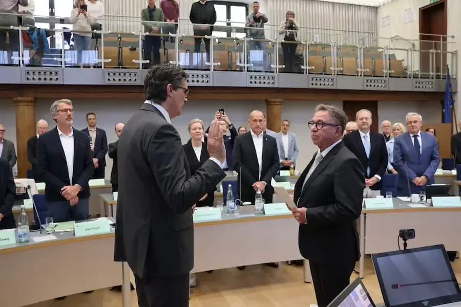 Klaus Rehberger nimmt Oberbürgermeister Ralf Hofmann während der konstituierenden Stadtratssitzung in Schweinfurt den Amtseid ab.