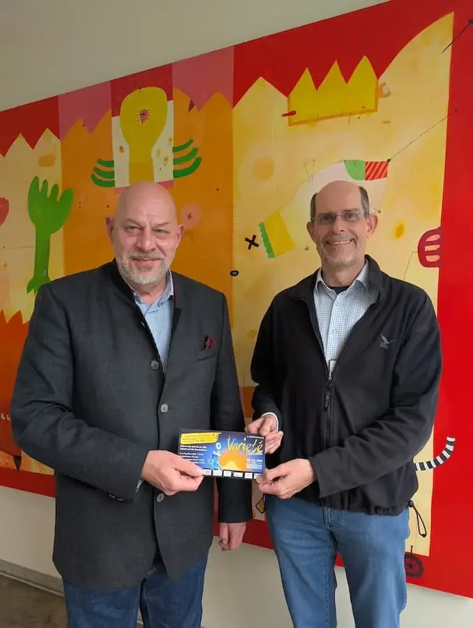 Stefan Stapf und PD Dr. med. Wolfgang Briegel bei der Übergabe von Eintrittskarten für das Varieté-Festival im Leopoldina-Krankenhaus Schweinfurt.