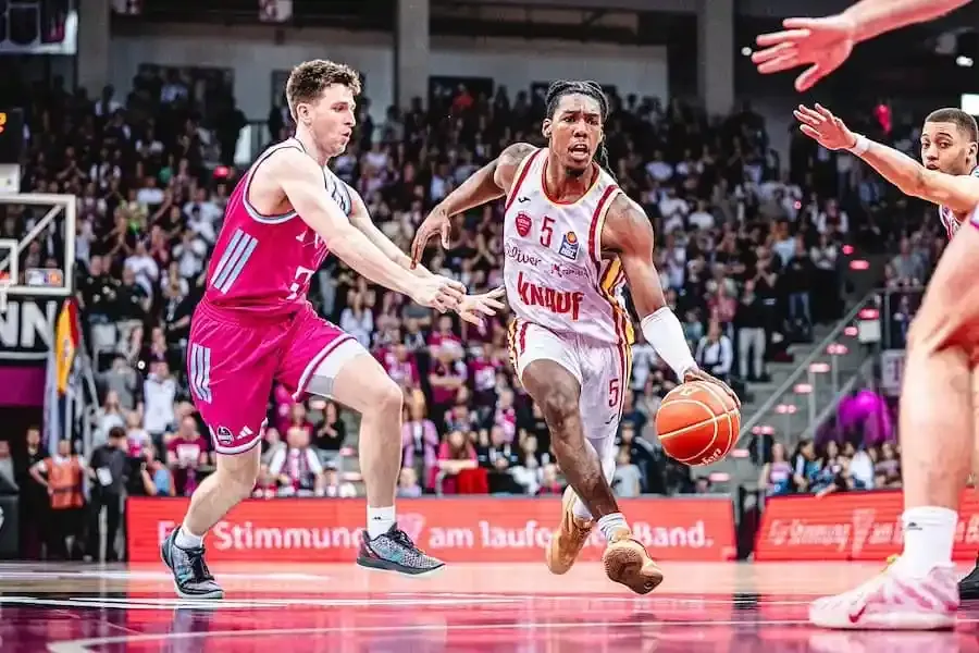 Spieler der Würzburg Baskets im Playoff-Spiel gegen Bonn in der tectake ARENA während einer schnellen Offensivaktion