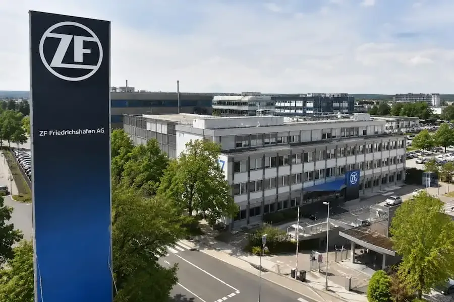 ZF-Standort in Schweinfurt mit Firmengebäude und Logo – Entscheidung zur weiteren Fertigung von E-Motoren und Wechselrichtern stärkt den Industriestandort Schweinfurt.