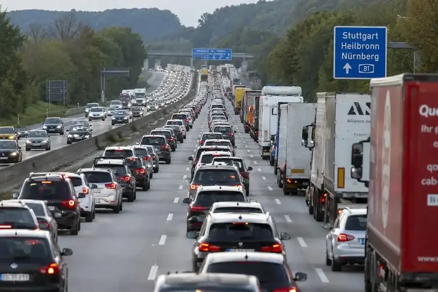 Dichter Verkehr und kilometerlanger Stau auf einer deutschen Autobahn während des Fronleichnams-Wochenendes 2026.