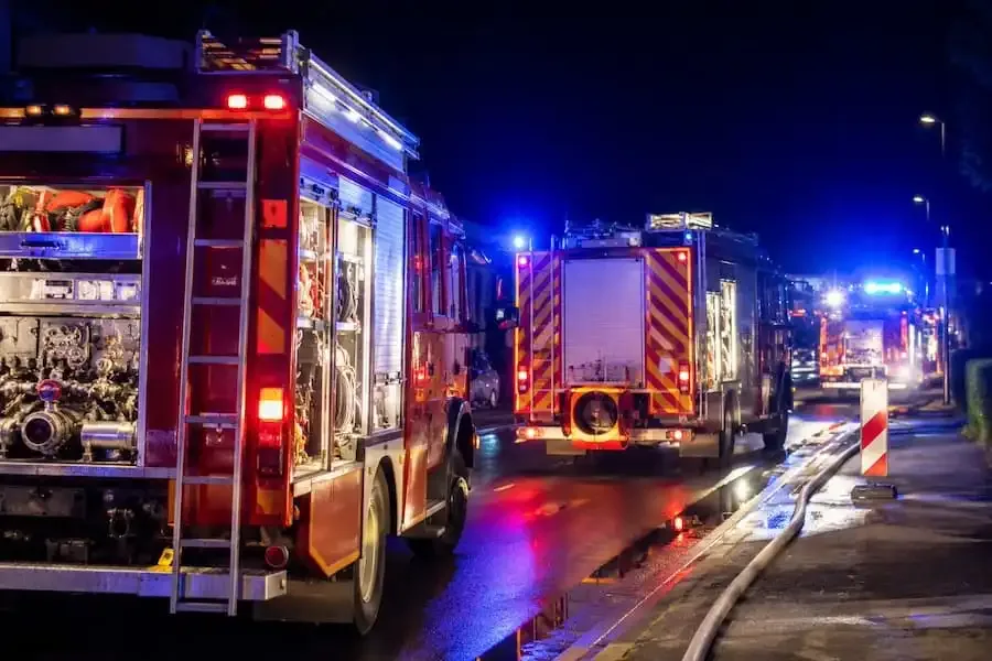 Mehrere Feuerwehrfahrzeuge bei einem Brandeinsatz in einem Wohngebiet in Schweinfurt. Einsatzkräfte bekämpfen ein Feuer in einer Doppelhaushälfte.