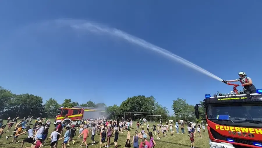Feuerwehr sorgt mit Wasserwerfern für eine Abkühlung der Schülerinnen und Schüler bei den Bundesjugendspielen in Schonungen.