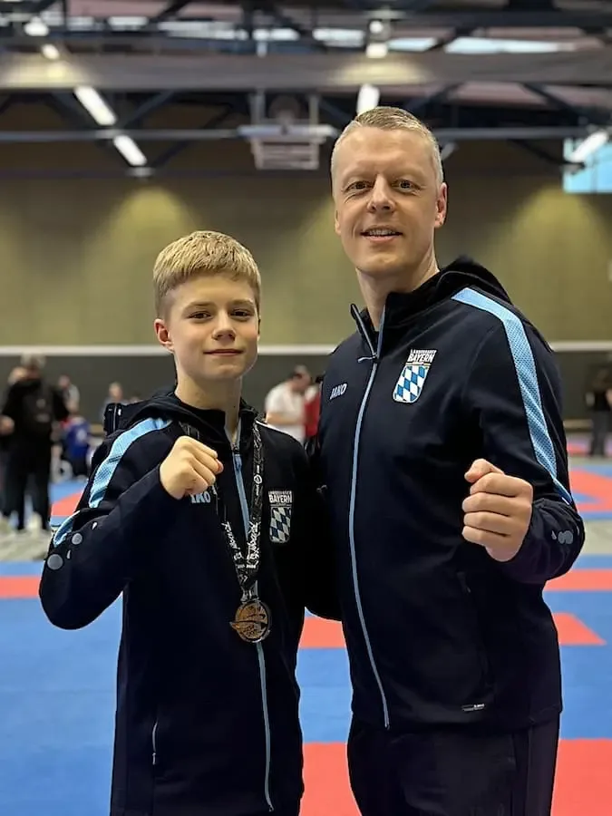 Daniel Eckerdt von der TG Schweinfurt präsentiert nach dem Internationalen U21-Randori in Waldmichelbach seine Bronzemedaille neben Trainer Thomas Zatloukal.