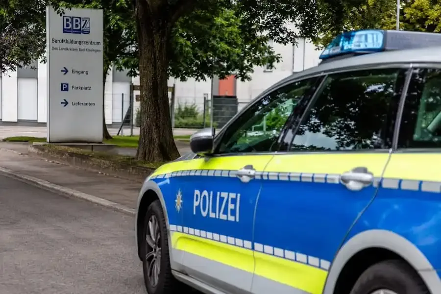 Polizeieinsatz in Münnerstadt nach einem Vorfall mit einem Exhibitionisten nahe dem Berufsbildungszentrum.