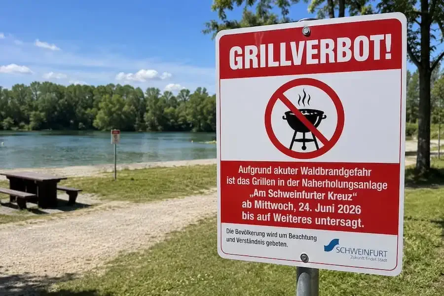 Hinweisschild zum Grillverbot am Baggersee „Am Schweinfurter Kreuz“ wegen akuter Waldbrandgefahr.