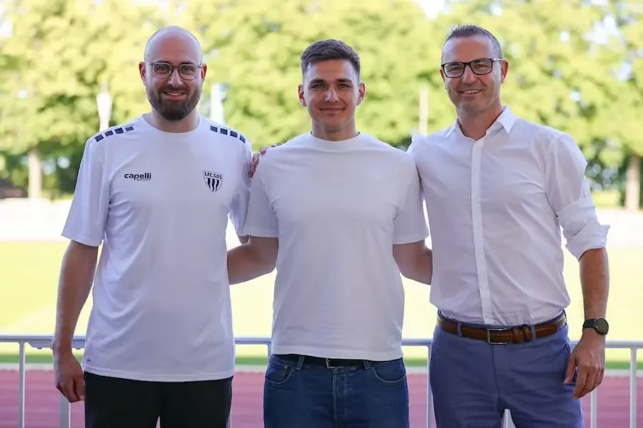 Neuzugang Julian Brätz präsentiert sich nach seiner Verpflichtung beim 1. FC Schweinfurt 05 gemeinsam mit Vereinsverantwortlichen.