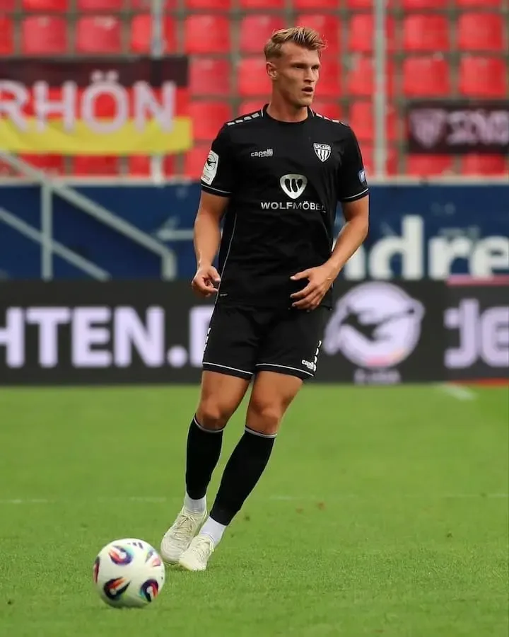 Kevin Frisorger im Trikot des 1. FC Schweinfurt 1905 während eines Spiels auf dem Rasen im Sachs-Stadion.