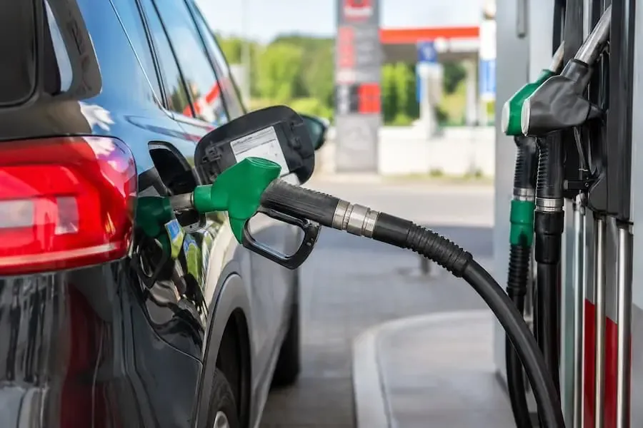 Tankstutzen eines Autos an einer Zapfsäule während des Tankvorgangs als Symbolbild für Tankbetrug und Ermittlungen der Polizei in Unterfranken.