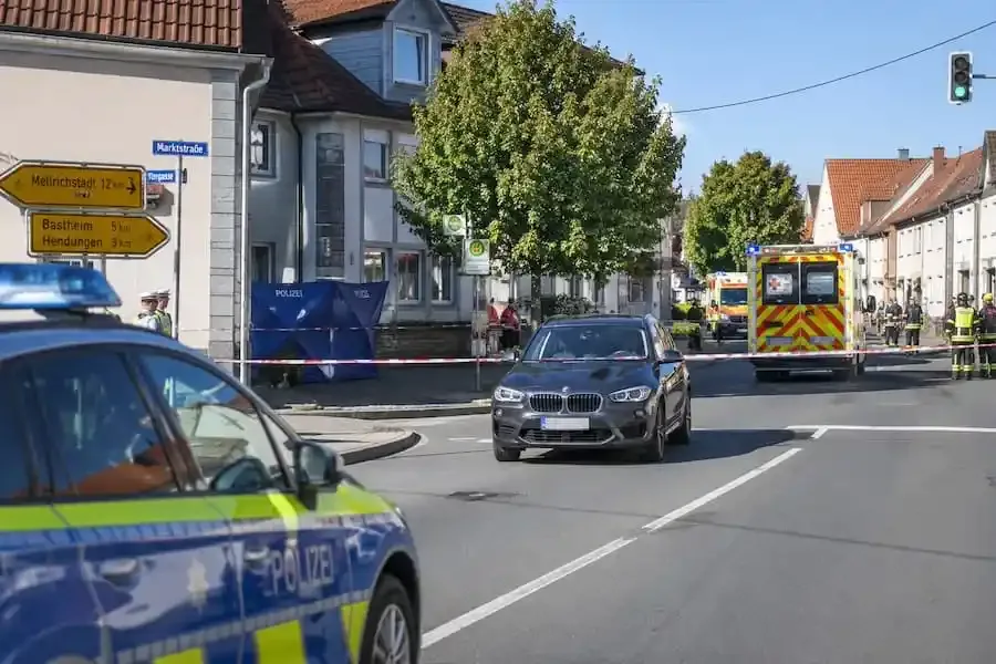 Polizei, Rettungsdienst und Feuerwehr im Einsatz nach einem schweren Verkehrsunfall in Ostheim vor der Rhön.