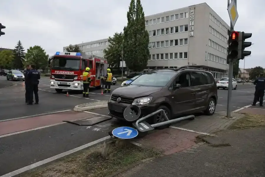 Beschädigter VW nach Verkehrsunfall in Schweinfurt nahe einer Verkehrsinsel. Polizei ermittelt zur Unfallursache.