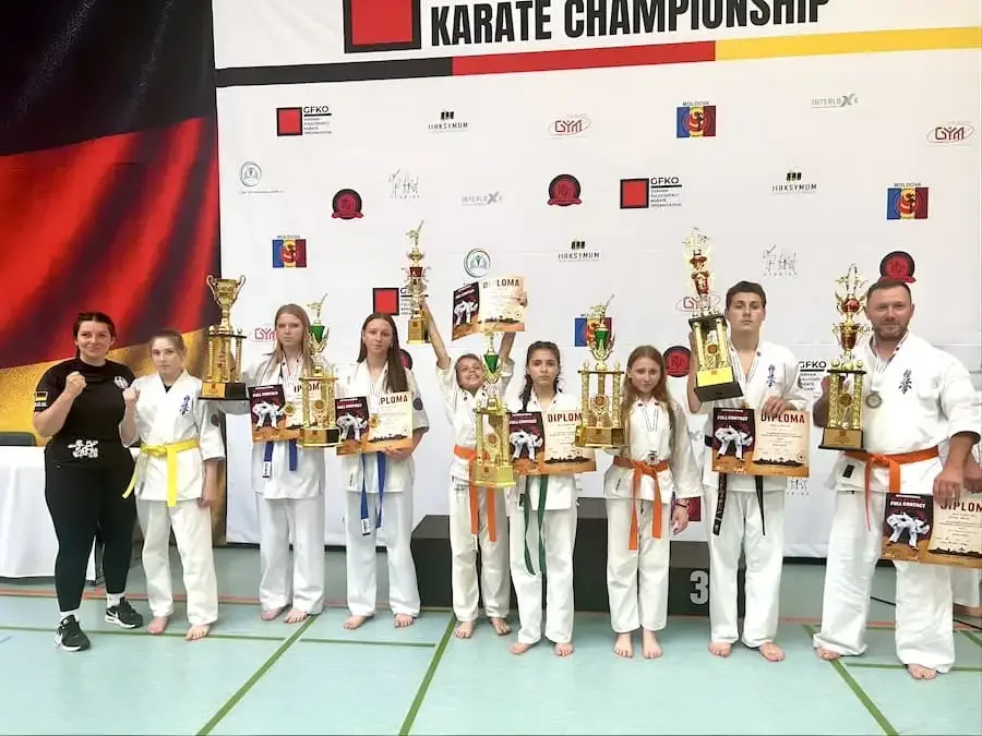Erfolgreiche Karatekämpfer des Videnin Dojo Schweinfurt bei der International Fullcontact Karate Championship 2026 mit Pokalen und Urkunden.