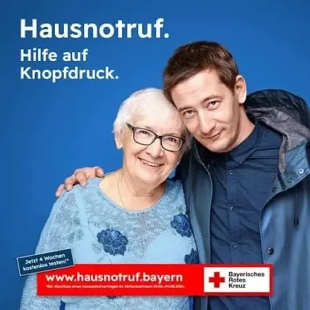 Ältere Frau und ein jüngerer Mann werben für den Hausnotruf des Bayerischen Roten Kreuzes