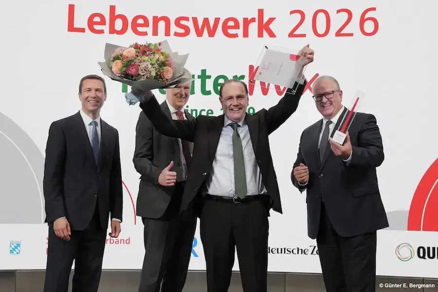 Christoph Mix hält die Urkunde zum Bayerischen Gründerpreis 2026 in der Kategorie Lebenswerk hoch