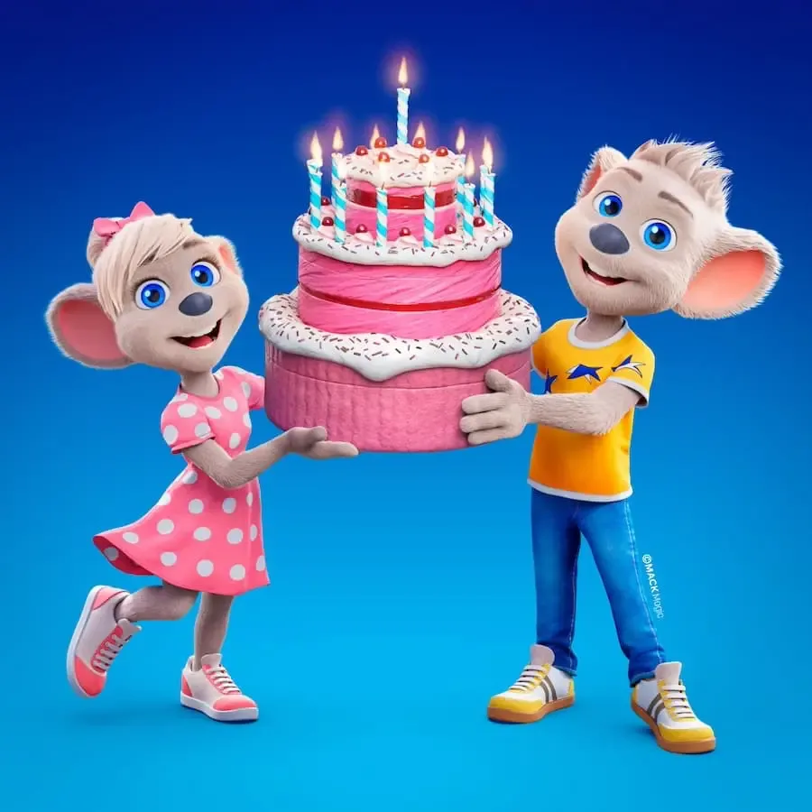 Die Europa-Park-Maskottchen Ed und Edda präsentieren eine Geburtstagstorte mit brennenden Kerzen.