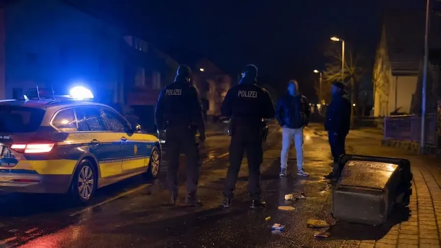 Polizeieinsatz nach einer mutmaßlichen Körperverletzung durch einen Randalierer in Hammelburg