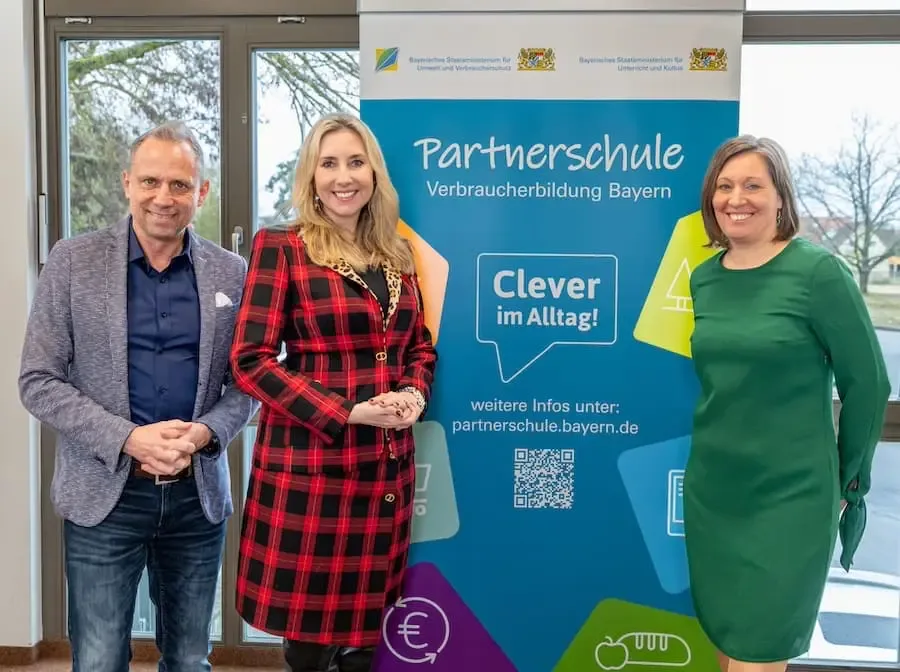 Thorsten Glauber, Anna Stolz und Eva Fuchs bei der Auszeichnung der Partnerschulen Verbraucherbildung Bayern 2026