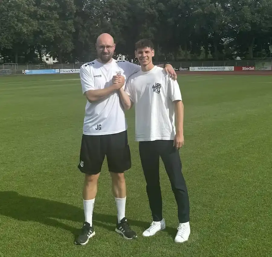 Nicolas Pfarr bei seiner Rückkehr zum 1. FC Schweinfurt 05 gemeinsam mit Trainer Jan Gernlein im Sachs-Stadion.