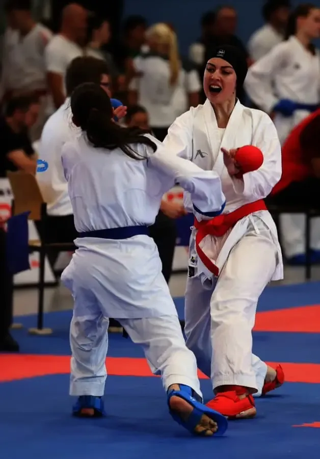 Nura Amiri gewinnt Bronze bei Bayerischer Karate-Meisterschaft Nura Amiri von der TG Schweinfurt greift im Kumite-Kampf bei den Bayerischen Karate-Meisterschaften in Fürth an.
