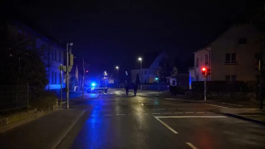 Nächtlicher Polizeieinsatz an einer Ampel nach einem schweren Angriff in Höchberg