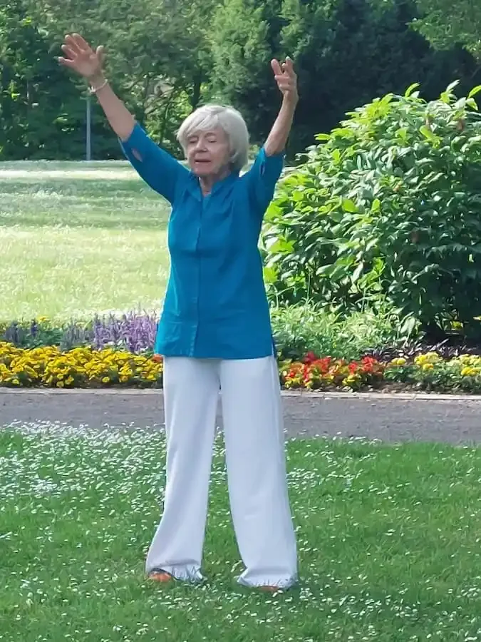 Sybill Haupt bei „Qi Gong im Park“ Qi-Gong-Dozentin Sybill Haupt leitet eine Übungseinheit in den Schweinfurter Wehranlagen.
