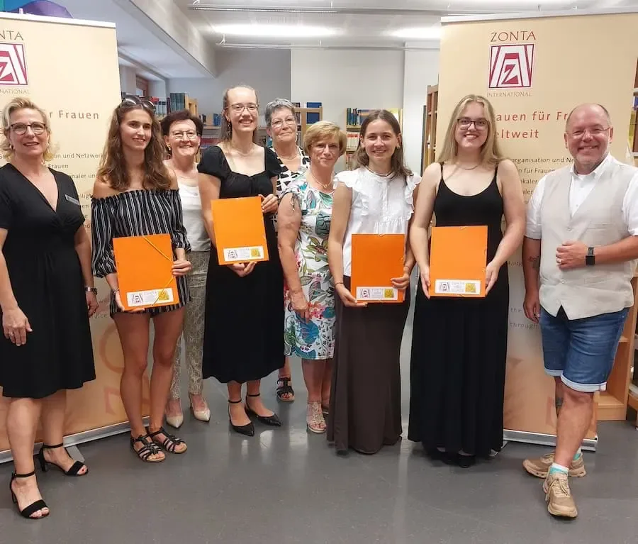 Die vier Preisträgerinnen des Young Women in Leadership Award 2026 mit Vertretern des Zonta-Clubs Bad Kissingen-Schweinfurt.