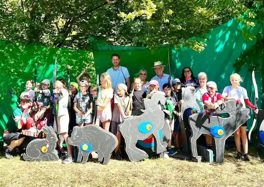 Kinder mit Pfeil und Bogen sowie Tierzielscheiben beim Ferienspaß-Bogenschießen in Hambach.