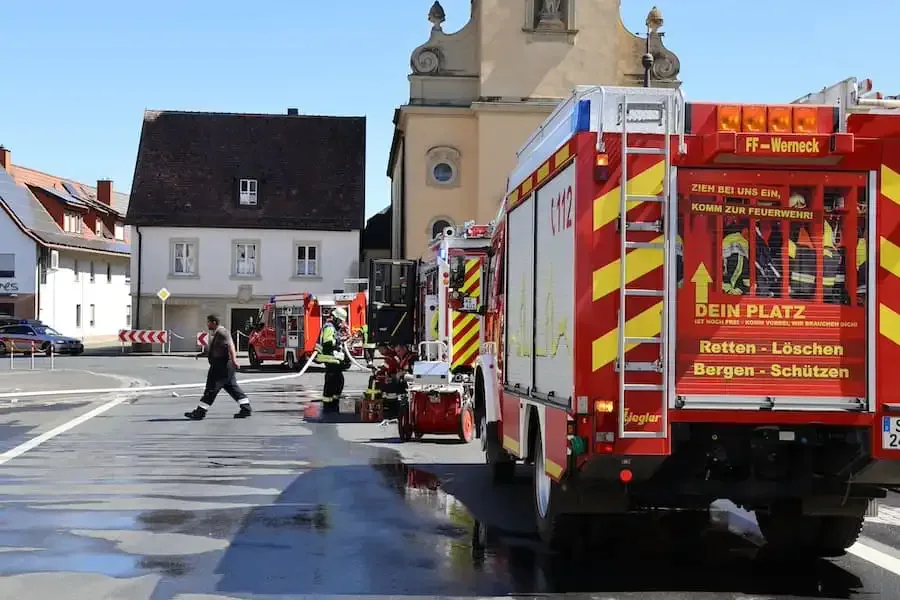 Feuerwehrfahrzeuge bei einem Brandeinsatz im Ortskern von Ettleben