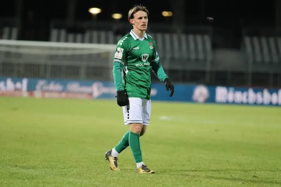 Leonard Langhans im grün-weißen Trikot des 1. FC Schweinfurt 05