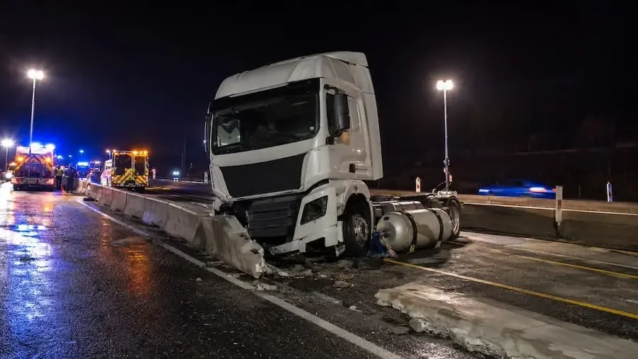 Beschädigter Lkw nach einem Unfall an einer Betonleitwand auf der A70 bei Bergrheinfeld