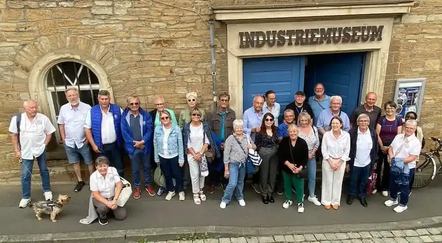 Mitglieder des Oldtimerclubs Augsburg und französische Gäste vor dem Industriemuseum Schweinfurt.