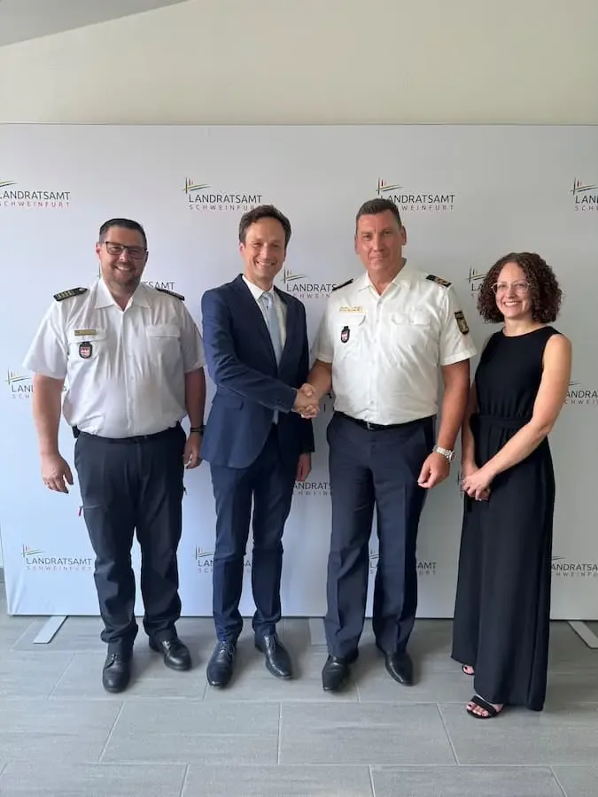 Kreisbrandrat Alexander Bönig, Landrat Florian Töpper, Polizeipräsident Stefan Weis und Sonja Weidinger im Landratsamt Schweinfurt.