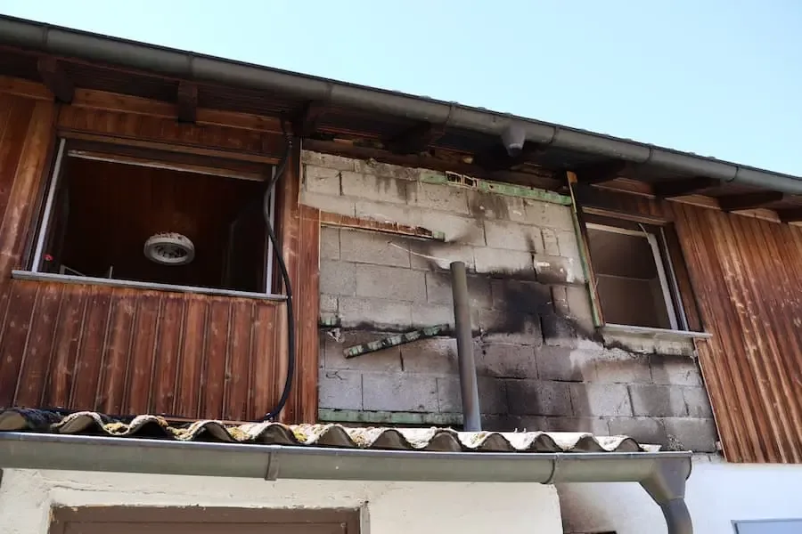 Feuer hinterlässt Rußschäden in Ettleben Rußspuren an der Fassade nach einem Brand in Ettleben