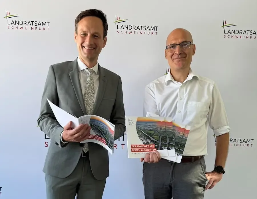 Landrat Florian Töpper und Wirtschaftsförderer Frank Deubner präsentieren die neue Standortbroschüre des Landkreises Schweinfurt