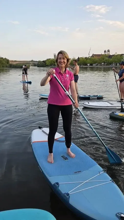 Politischer Austausch beim Stand-up-Paddling Anja Weisgerber beim Stand-up-Paddling auf dem Main in Kitzingen