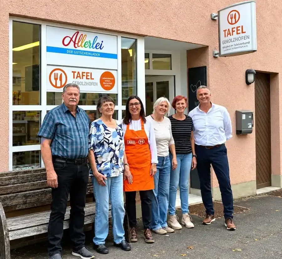 Barbara Becker mit dem Team vor der Tafel-Filiale in Gerolzhofen