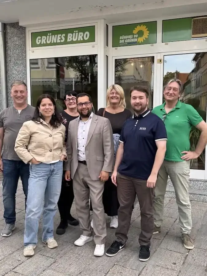 Der Vorstand des neu gegründeten Grünen-Ortsverbandes Schweinfurt Stadt vor dem Grünen Büro