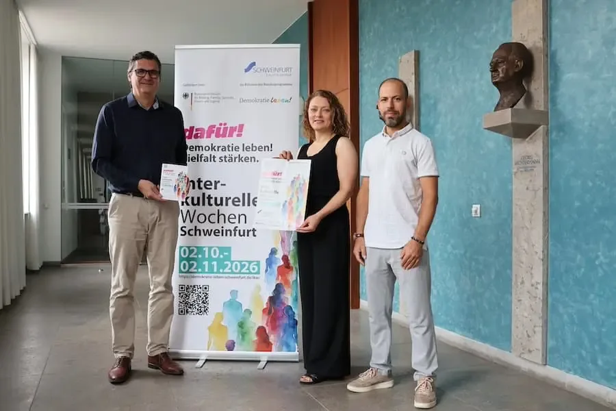 Oberbürgermeister Ralf Hofmann, Erika Ketschik und Mohammed Daoudi präsentieren das Programm der Interkulturellen Wochen 2026