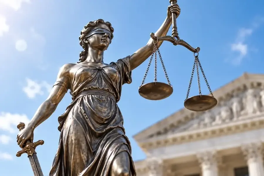 KI-generierte Darstellung der Justitia mit Waage und Schwert als Symbol für Justiz und Gerichtsverfahren. Foto: KI-generiert
