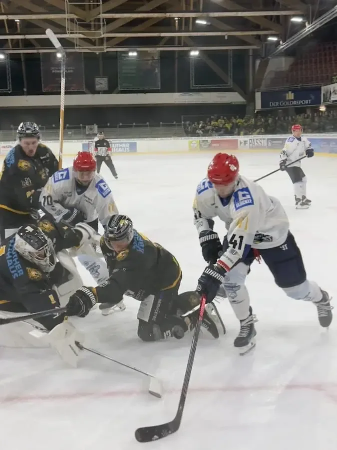 Spielszene der Mighty Dogs Schweinfurt beim 7:2-Auswärtssieg gegen den EHC Bayreuth.