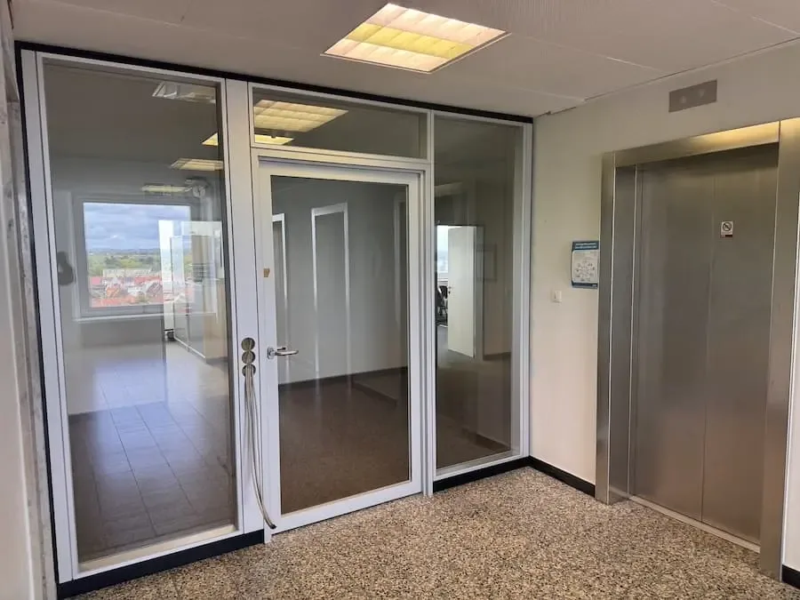 Neue zugangskontrollierte Glastür auf einem Aufzugsflur im SKF-Bürohochhaus in Schweinfurt.