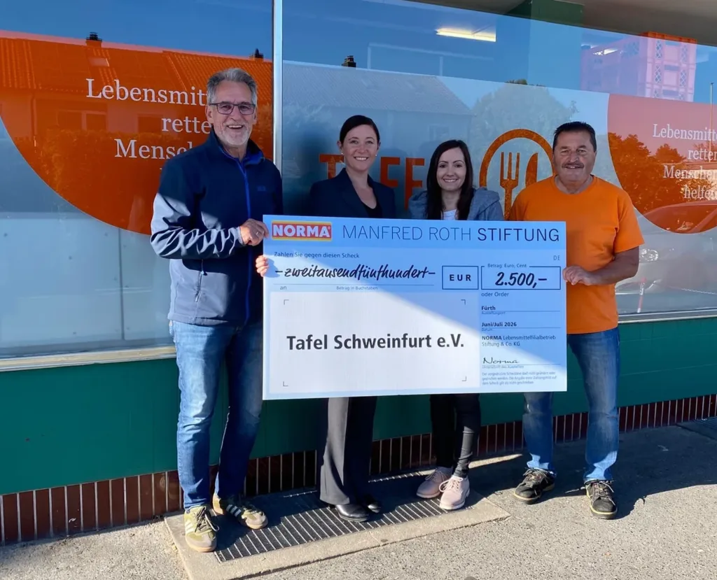 Spendenübergabe der Manfred-Roth-Stiftung an die Tafel Schweinfurt e. V. Ernst Gehling, Maike Kremzer, Michelle Behringer und Kurt Fleischmann präsentieren einen Spendenscheck über 2.500 Euro.