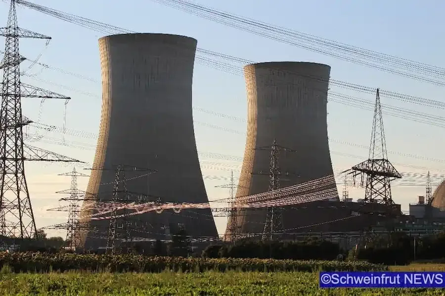 Archivaufnahme des ehemaligen Kernkraftwerks Grafenrheinfeld bei Schweinfurt mit seinen beiden Kühltürmen und Stromleitungen vor deren Sprengung im August 2024.