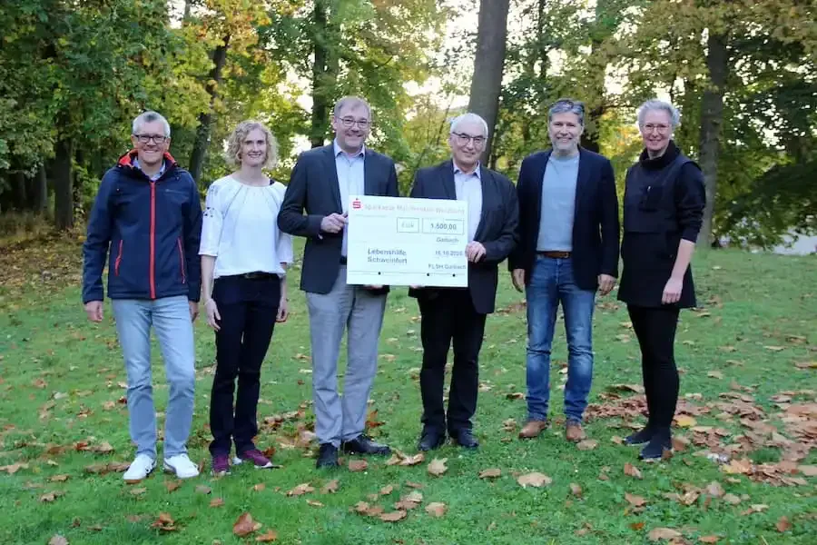 Vertreter des FLSH Schloss Gaibach überreichen einen Spendenscheck über 1.500 Euro an die Lebenshilfe Schweinfurt zur Unterstützung des integrativen Kindergartens.