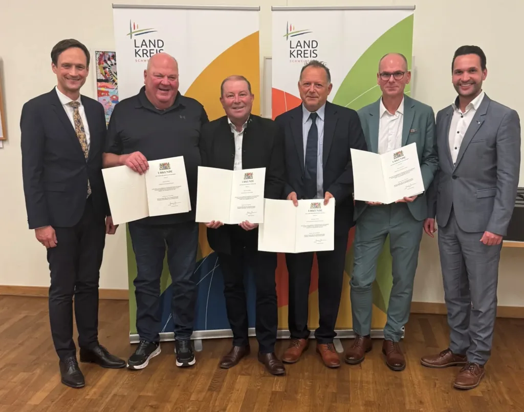 Vier langjährige Gemeinderäte aus Gochsheim und Weyer erhalten die Kommunale Dankurkunde. Landrat Florian Töpper und Bürgermeister Manuel Kneuer begleiten die Ehrung.
