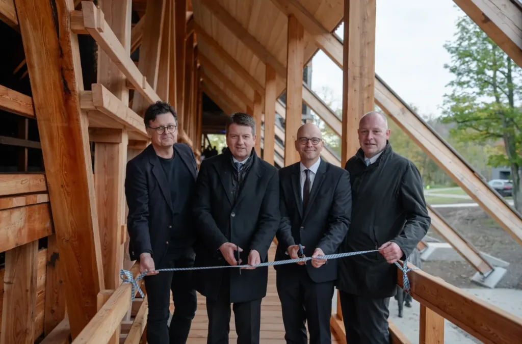 Holger Richterstetter, Sandro Kirchner, Oberbürgermeister Dirk Vogel und Kurdirektor Sebastian Dresbach durchtrennen gemeinsam ein symbolisches Band am Gradierwerk Bad Kissingen.