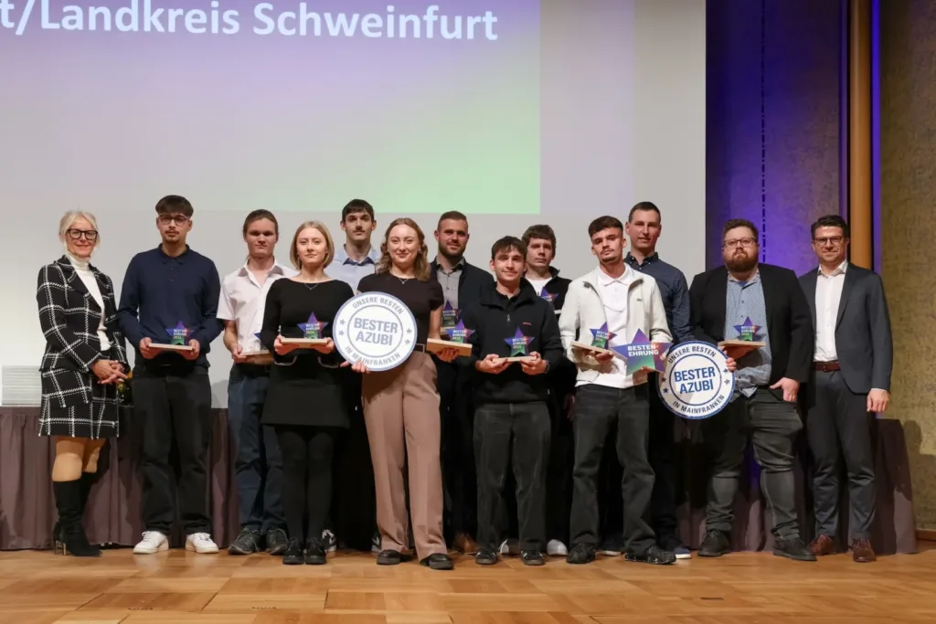 Gruppenfoto der IHK-Prüfungsbesten 2026 aus Stadt und Landkreis Schweinfurt bei der Bestenehrung in Bad Kissingen mit Caroline Trips und Dr. Lukas Kagerbauer.